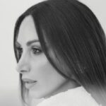 Η Λένα Ζευγαρά σε σκηνή από το live video του τραγουδιού «Τα Χάνω»