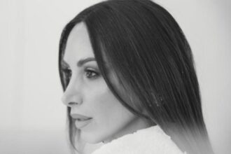 Η Λένα Ζευγαρά σε σκηνή από το live video του τραγουδιού «Τα Χάνω»