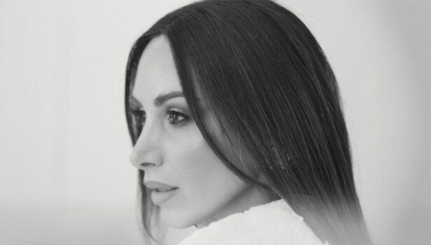 Η Λένα Ζευγαρά σε σκηνή από το live video του τραγουδιού «Τα Χάνω»