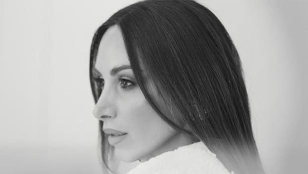 Η Λένα Ζευγαρά σε σκηνή από το live video του τραγουδιού «Τα Χάνω»