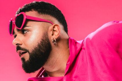 Akylas στη σκηνή της Eurovision μετά τη νίκη με το τραγούδι Ferto