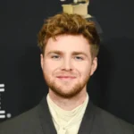 Alex Warren πριν τα BRIT Awards 2026 όπου θα εμφανιστεί μαζί με Harry Styles και Rosalía