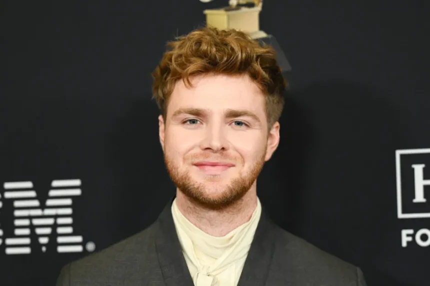 Alex Warren πριν τα BRIT Awards 2026 όπου θα εμφανιστεί μαζί με Harry Styles και Rosalía