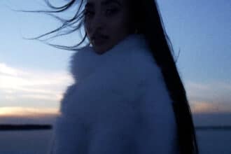 Η Αναστασία στο cinematic video clip του «Βρέχει» στη Νέα Υόρκη με παγωμένη ατμόσφαιρα