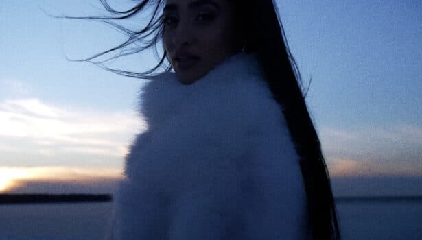 Η Αναστασία στο cinematic video clip του «Βρέχει» στη Νέα Υόρκη με παγωμένη ατμόσφαιρα