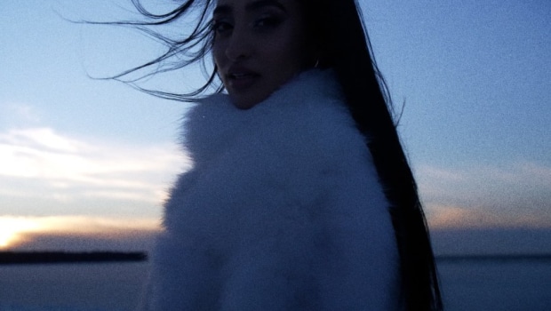 Η Αναστασία στο cinematic video clip του «Βρέχει» στη Νέα Υόρκη με παγωμένη ατμόσφαιρα