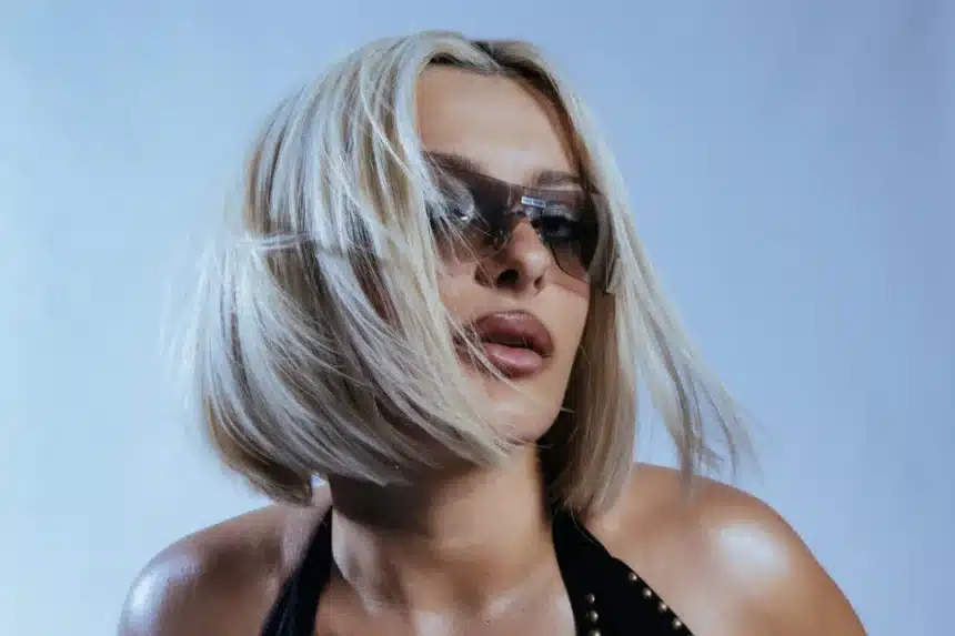 Bebe Rexha παρουσιάζει το Dirty Blonde μετά τη νέα δισκογραφική συνεργασία