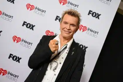 Billy Idol σε δημόσια εμφάνιση με αφορμή τα 50 χρόνια καριέρας και τη δεύτερη υποψηφιότητα στο Rock & Roll Hall of Fame