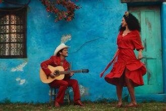 Bruno Mars στο music video Risk It All από το album The Romantic