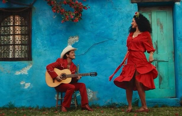 Bruno Mars στο music video Risk It All από το album The Romantic