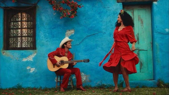 Bruno Mars στο music video Risk It All από το album The Romantic