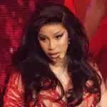 Cardi B πέφτει από καρέκλα στη σκηνή κατά τη διάρκεια live εμφάνισης στο Las Vegas
