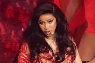 Cardi B πέφτει από καρέκλα στη σκηνή κατά τη διάρκεια live εμφάνισης στο Las Vegas
