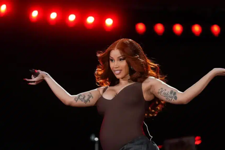 Cardi B σε live εμφάνιση μετά τη διαμάχη με σύμβουλο του Trump για τη Nicki Minaj