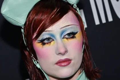 Chappell Roan σε iconic dive bar της Μελβούρνης πίνοντας mocktails για δύο ώρες