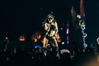 Charli XCX σε live εμφάνιση την περίοδο επιτυχίας του Brat