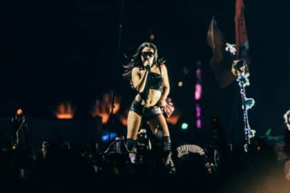 Charli XCX σε live εμφάνιση την περίοδο επιτυχίας του Brat