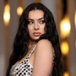 Charli xcx performing live καθώς αυξάνονται τα streaming μετά το soundtrack των Ανεμοδαρμένων Υψών