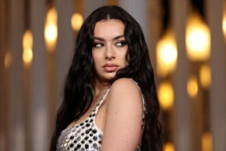 Charli xcx performing live καθώς αυξάνονται τα streaming μετά το soundtrack των Ανεμοδαρμένων Υψών