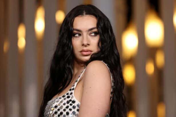 Charli xcx performing live καθώς αυξάνονται τα streaming μετά το soundtrack των Ανεμοδαρμένων Υψών