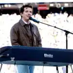 Charlie Puth ερμηνεύει τον εθνικό ύμνο στο Super Bowl LX προς τιμήν της Whitney Houston