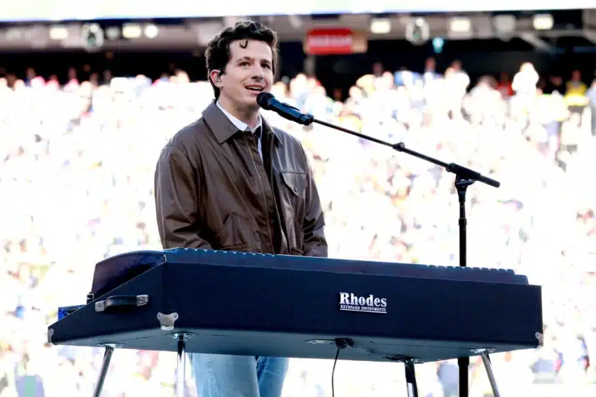 Charlie Puth ερμηνεύει τον εθνικό ύμνο στο Super Bowl LX προς τιμήν της Whitney Houston