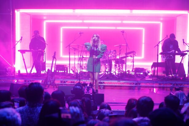 CHVRCHES performing live στη σκηνή κατά τη διάρκεια συναυλίας