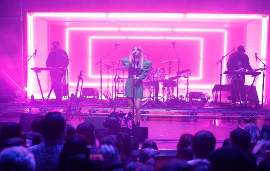 CHVRCHES performing live στη σκηνή κατά τη διάρκεια συναυλίας