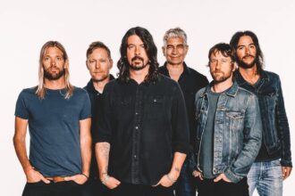 Foo Fighters live εμφάνιση με Dave Grohl κατά την επιστροφή τους με το νέο τραγούδι Your Favorite Toy