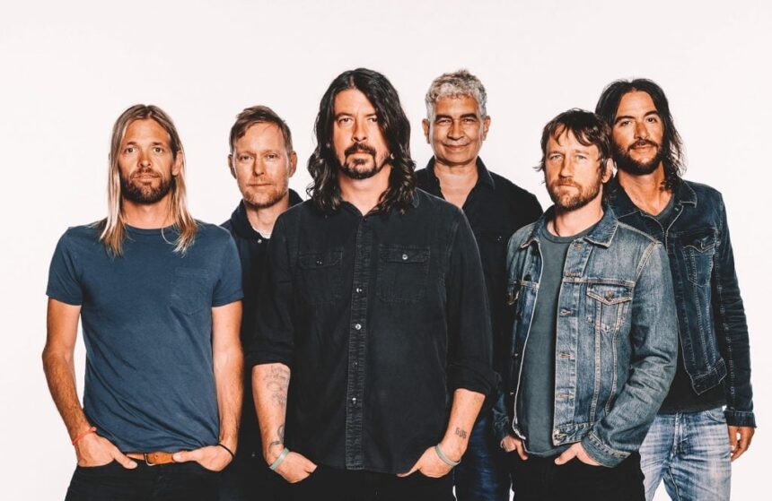 Foo Fighters live εμφάνιση με Dave Grohl κατά την επιστροφή τους με το νέο τραγούδι Your Favorite Toy