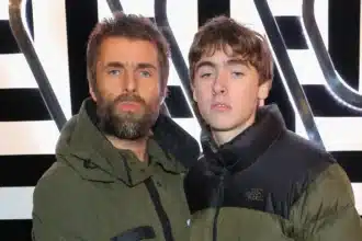 Gene Gallagher και Liam Gallagher ζωντανά στην περιοδεία Definitely Maybe