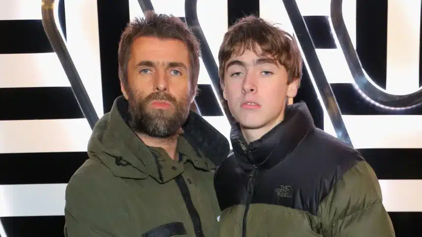 Gene Gallagher και Liam Gallagher ζωντανά στην περιοδεία Definitely Maybe
