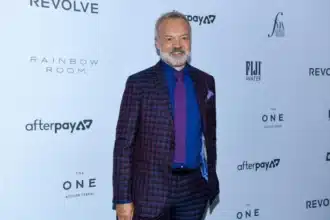 Graham Norton σε σύντομη εμφάνιση στο μουσικό βίντεο Opalite της Taylor Swift