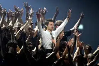 Harry Styles ερμηνεύει το Aperture στα BRIT Awards 2026 στην πρώτη του live εμφάνιση από το 2023