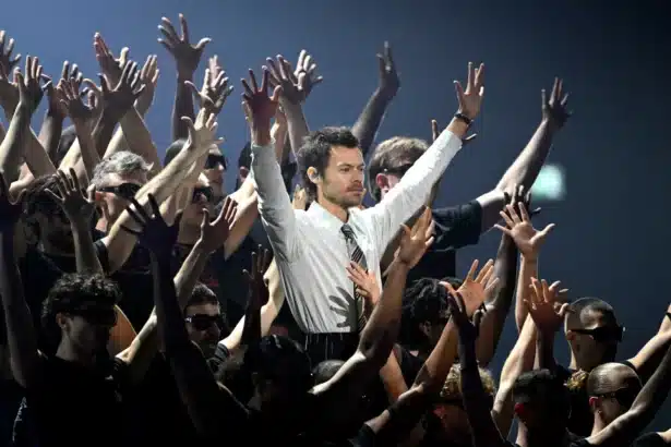 Harry Styles ερμηνεύει το Aperture στα BRIT Awards 2026 στην πρώτη του live εμφάνιση από το 2023