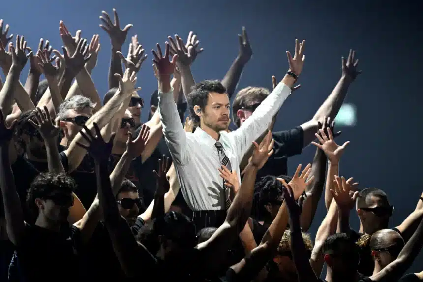 Harry Styles ερμηνεύει το Aperture στα BRIT Awards 2026 στην πρώτη του live εμφάνιση από το 2023