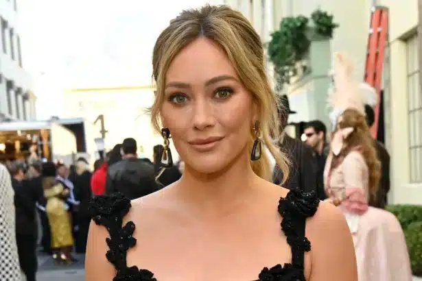 Hilary Duff συνέντευξη με τον γιο της Luca για το άλμπουμ Luck Or Something και την επιστροφή της στη μουσική