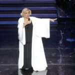 Μαρινέλλα σε παλαιότερη εμφάνιση πριν την έκδοση του βιβλίου για τη ζωή της