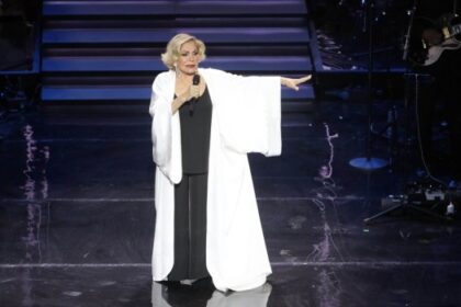 Μαρινέλλα σε παλαιότερη εμφάνιση πριν την έκδοση του βιβλίου για τη ζωή της