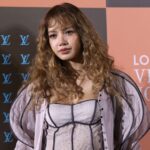 Lisa των BLACKPINK σε εμφάνιση, με αφορμή τη νέα ρομαντική κομεντί στο Netflix