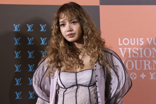 Lisa των BLACKPINK σε εμφάνιση, με αφορμή τη νέα ρομαντική κομεντί στο Netflix