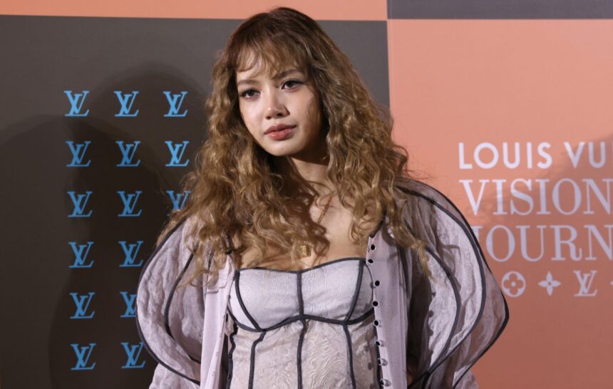 Lisa των BLACKPINK σε εμφάνιση, με αφορμή τη νέα ρομαντική κομεντί στο Netflix