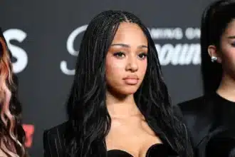 Manon των KATSEYE σε δημόσια εμφάνιση πριν την ανακοίνωση παύσης για λόγους υγείας