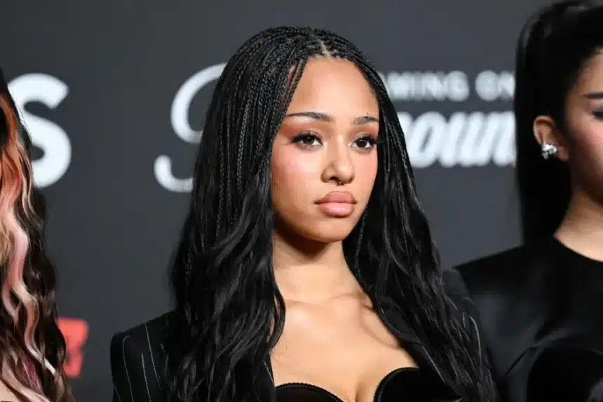 Manon των KATSEYE σε δημόσια εμφάνιση πριν την ανακοίνωση παύσης για λόγους υγείας