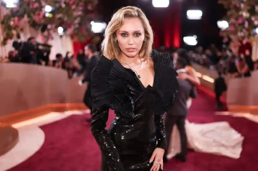 Miley Cyrus στα Golden Globes ενόψει του Hannah Montana 20th Anniversary Special στο Disney+