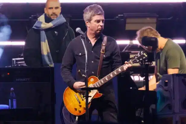 Noel Gallagher στη σκηνή λίγο πριν τα BRIT Awards 2026 στο Μάντσεστερ