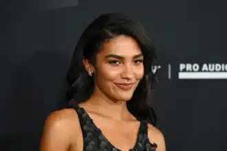 Olivia Dean με το βραβείο Grammy σε δημόσια εμφάνιση