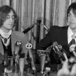 Paul McCartney και John Lennon το 1968 σε κοινή εμφάνιση πριν τη διάλυση των Beatles