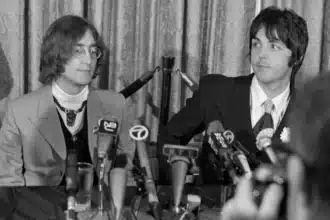 Paul McCartney και John Lennon το 1968 σε κοινή εμφάνιση πριν τη διάλυση των Beatles