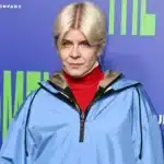 Robyn σε live εμφάνιση τραγουδά το Dancing on My Own μπροστά σε κοινό